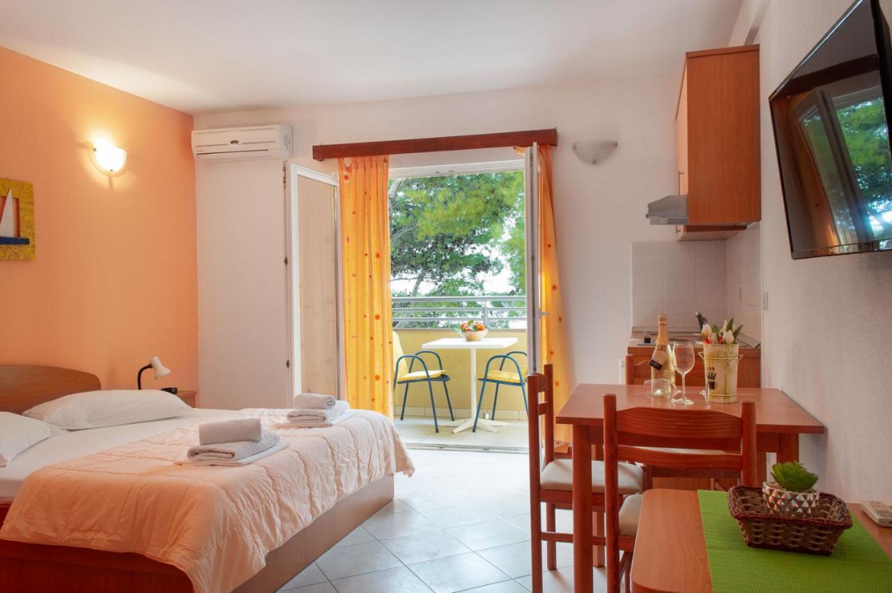 Apartments Promenada - Beachfront Tucepi Ngoại thất bức ảnh