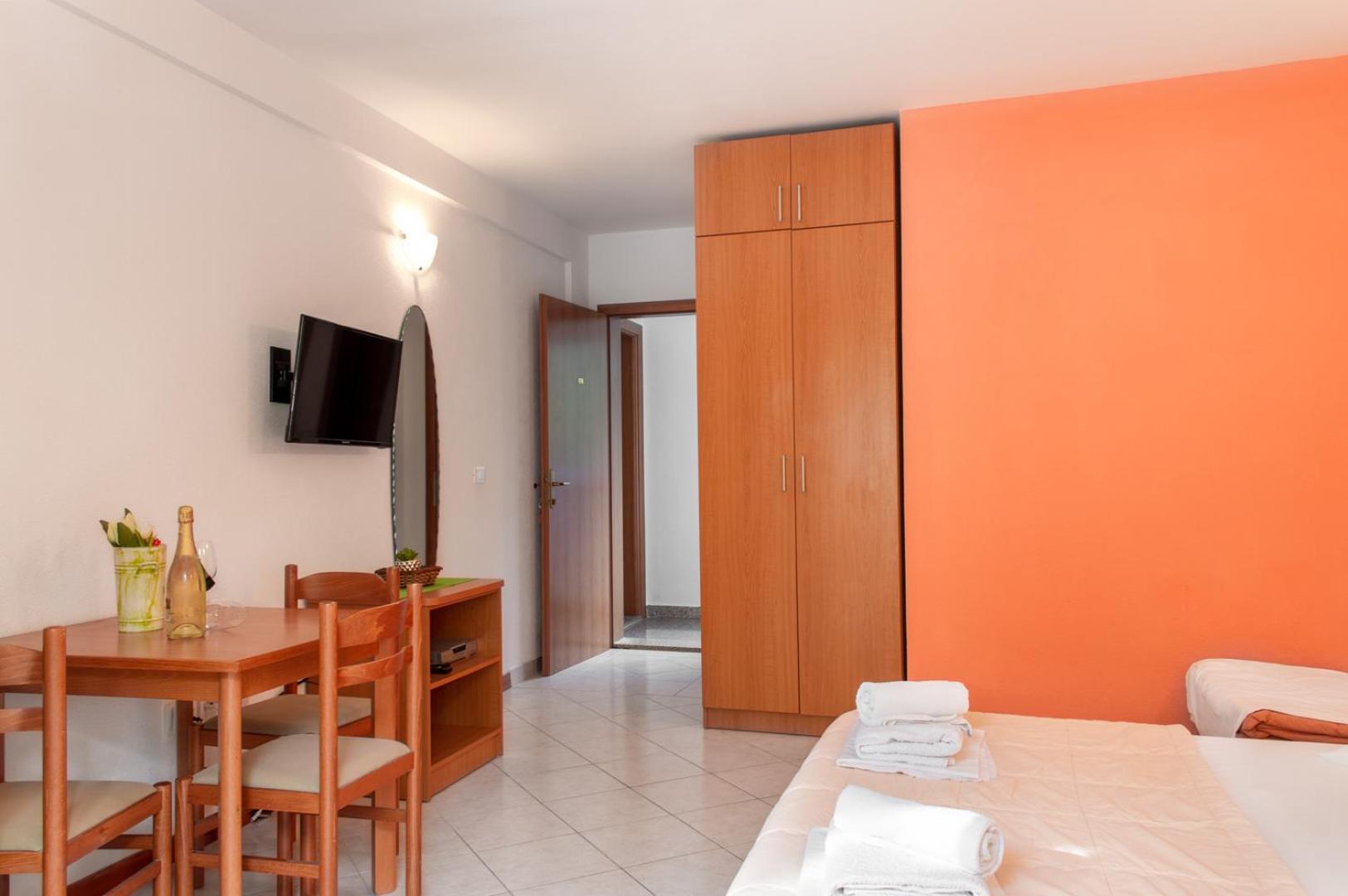 Apartments Promenada - Beachfront Tucepi Phòng bức ảnh